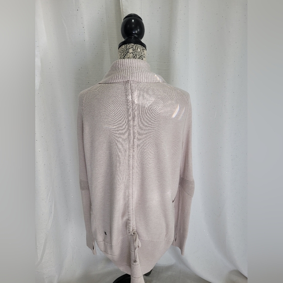 Lululemon Transformation Wrap Size 8 - Picture 4 of 14